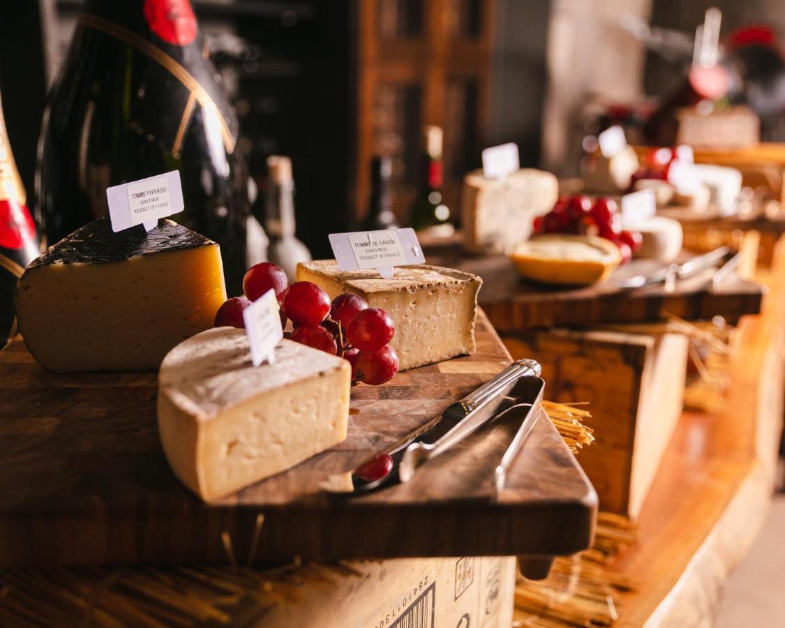 Rosewood Abu Dhabi Ξενοδοχείο Εξωτερικό φωτογραφία Cheese at a buffet