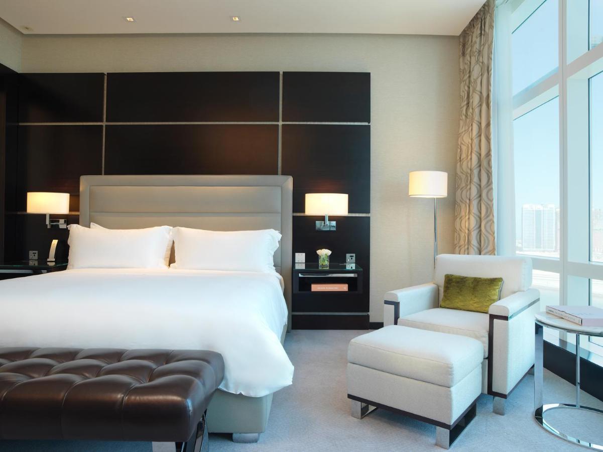 Rosewood Abu Dhabi Ξενοδοχείο Εξωτερικό φωτογραφία A bedroom at the Jumeirah Emirates Towers Hotel